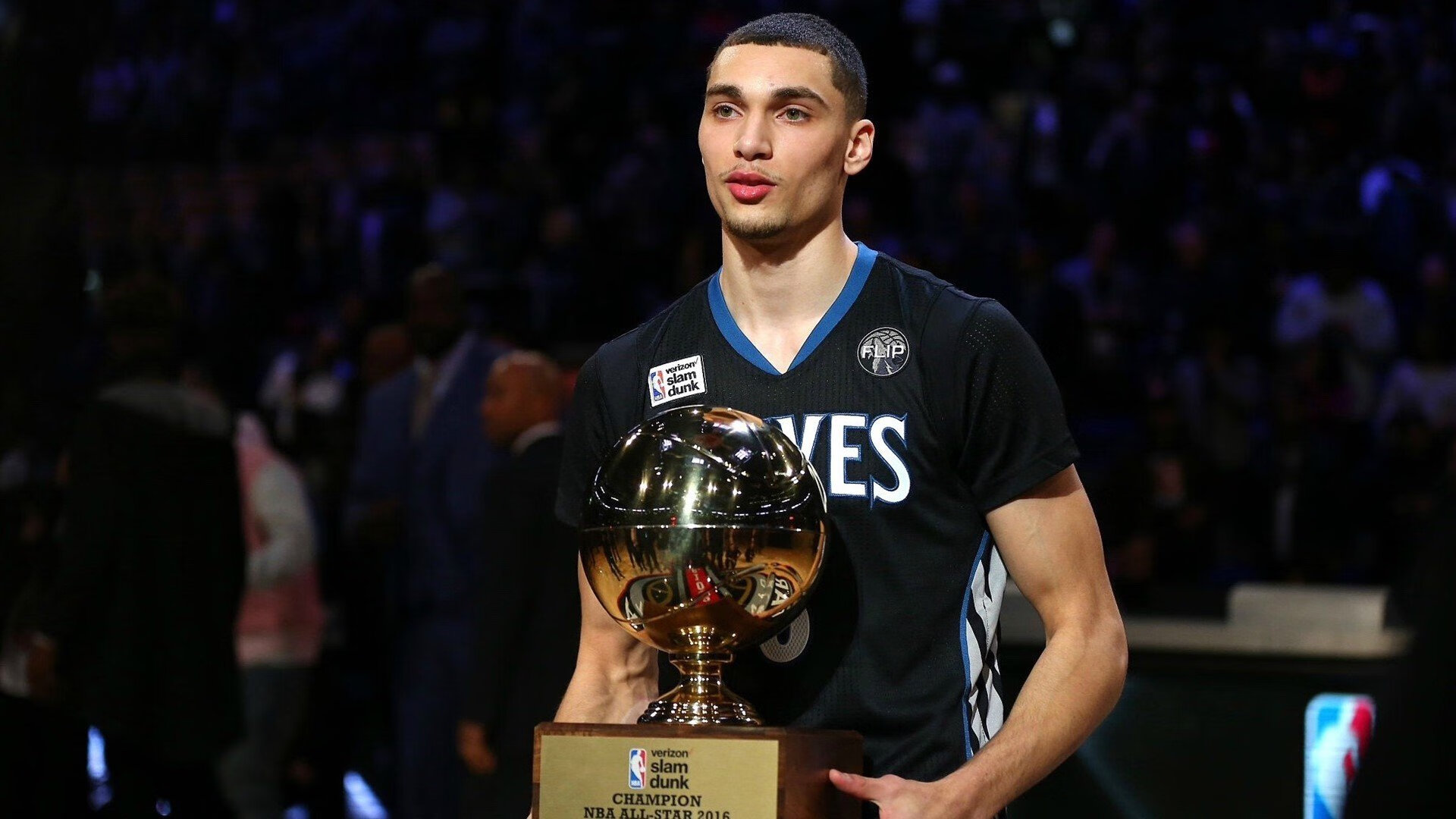 浓眉哥归来掀起狂潮，首战闪耀助阵掘金，球迷激情沸腾！