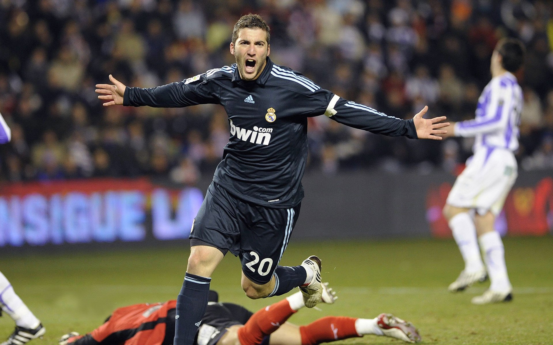 C罗在尤文图斯比赛中夺冠，领先优势明显引发热议！赛场气氛高涨九游体育APP