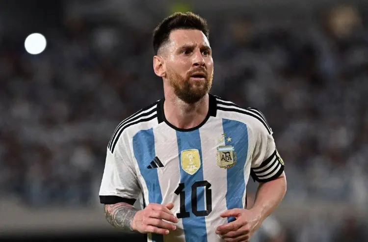  梅西在中国队比赛中关键助攻，绝杀引发热议！